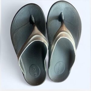 OOFOS WOMEN'S OOLALA LUXE SANDAL BLACK/SILVER